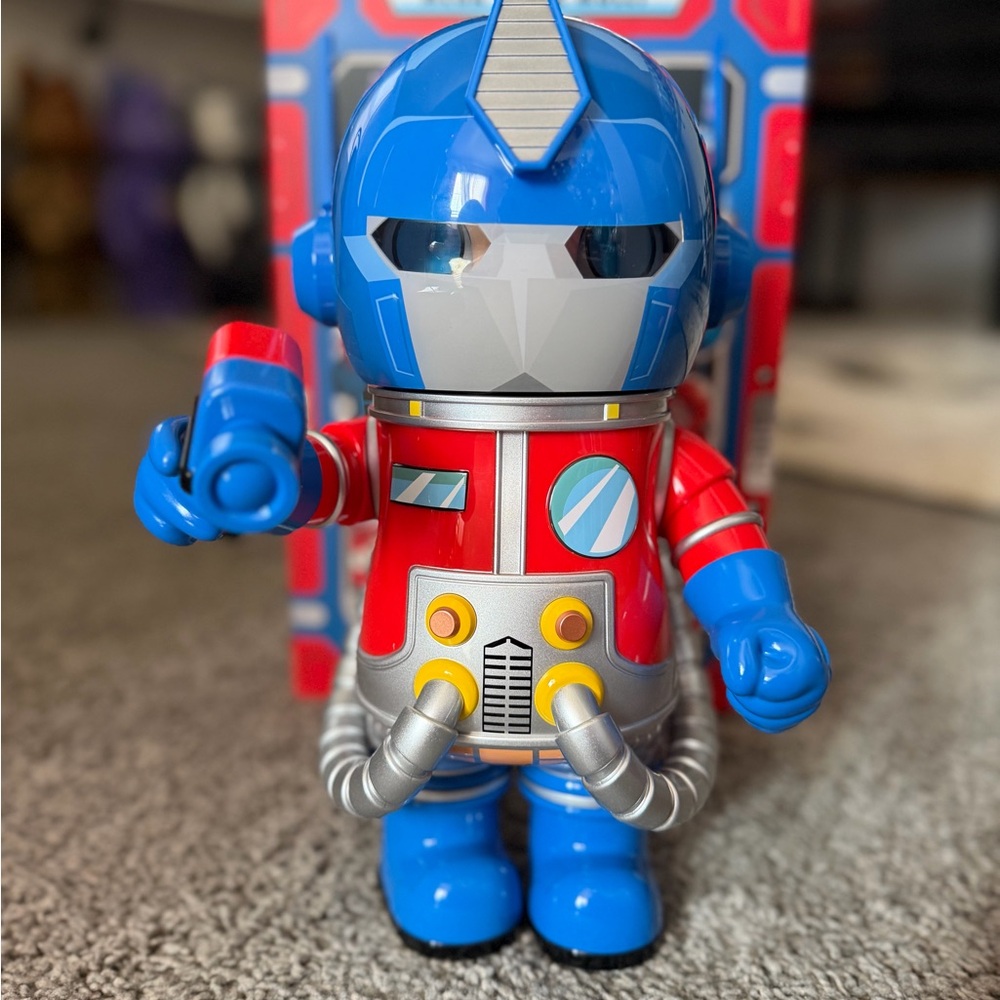 Pop Mart Mega Space Molly Optimus Prime 400%